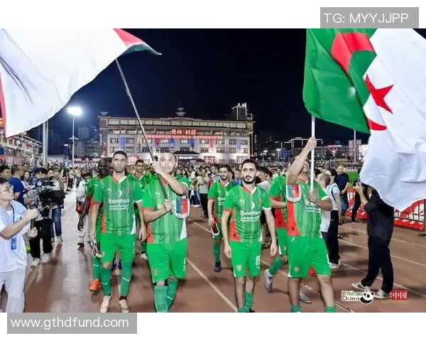 外国球星与中国足球运动员互动交流展现国际友谊与合作精神