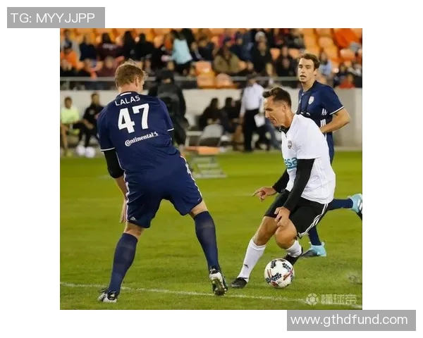 足球明星慈善行动展现无私精神助力社会发展与人道关怀